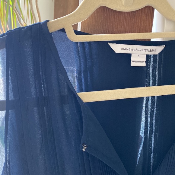Flowy Navy Diane Von Furstenberg Top - Picture 2 of 9